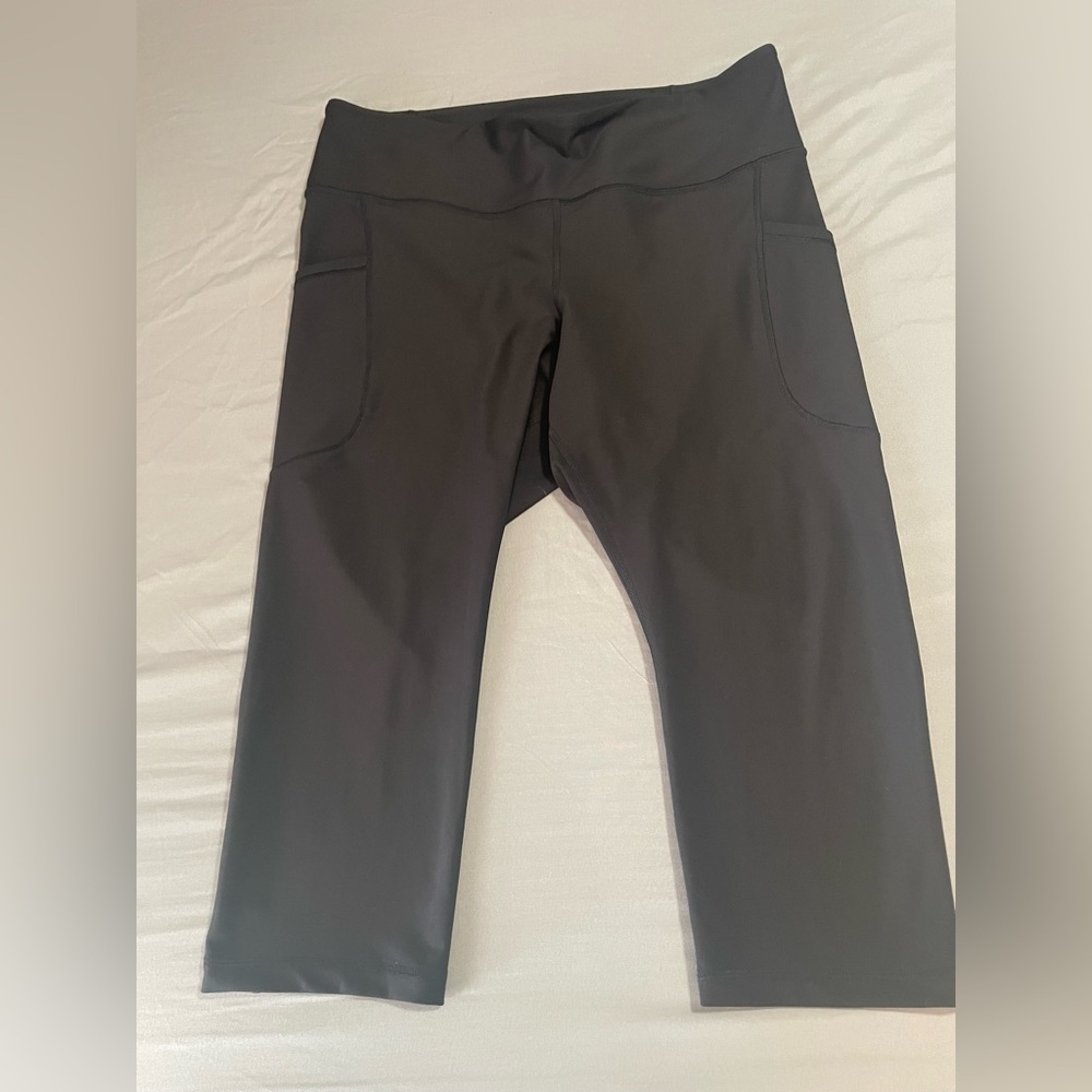 Old Navy Black Active Crop Leggings Sleek Fit, High-Rise,Go Dry , size XL